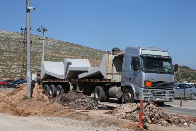 İdlib'e gidecek beton blokları taşıyan 30 tır, Cilvegözü'nden çıktı